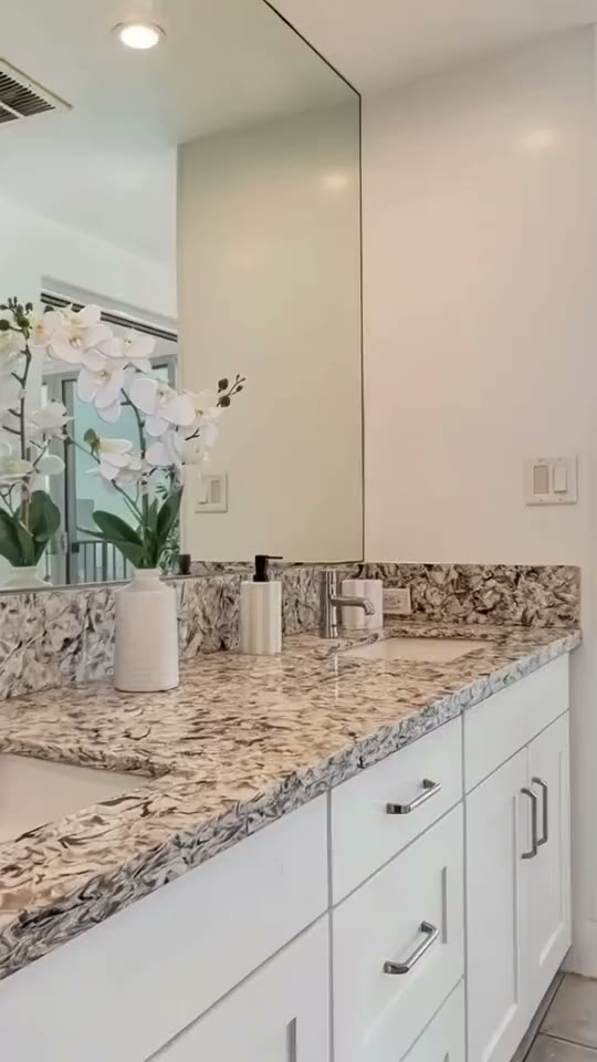 Salle de bain, première image de son teaser